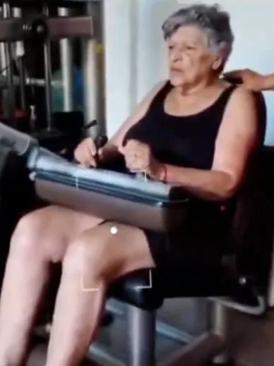 Aluna de mais de 80 anos treinando na Fisiotrainer